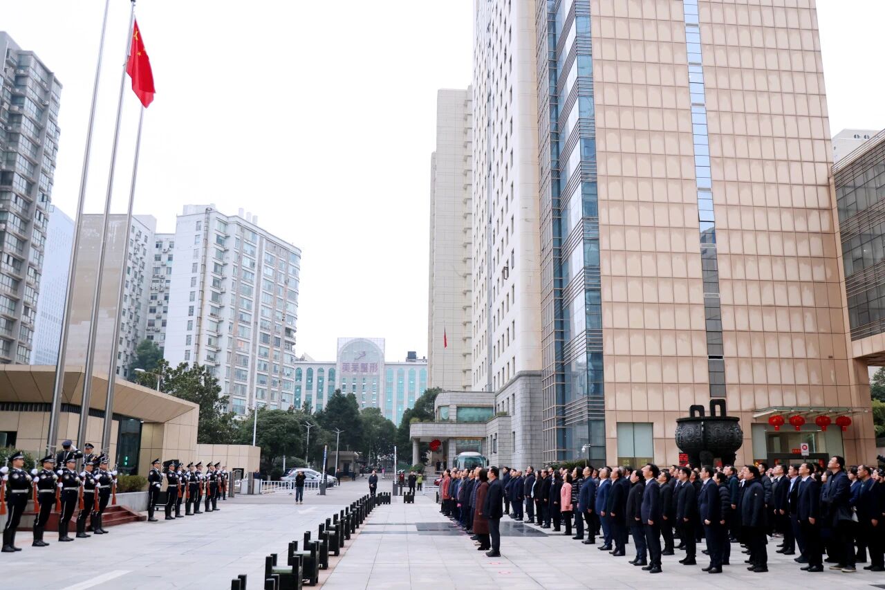 国旗映朝晖 策马赴新程 省财政厅举行升...