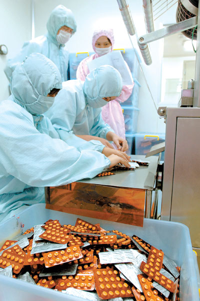 图为浏阳医药园药品生产线.